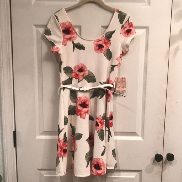 Iris Basic Dresses & Skirts - Iris brand size S cap sleeve dress with belt- NWT